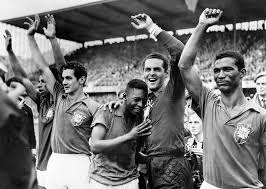jogadores comemoram, Pelé chora emocionado
