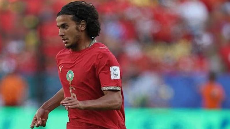 Ayyoub Bouaddi domina o meio-campo contra o Brasil