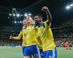 suecos comemorando gol