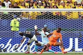 equador chutando bola na trave