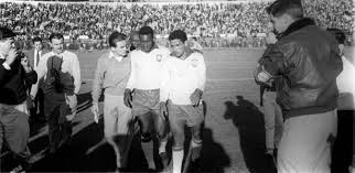 pelé sendo retirado de campo