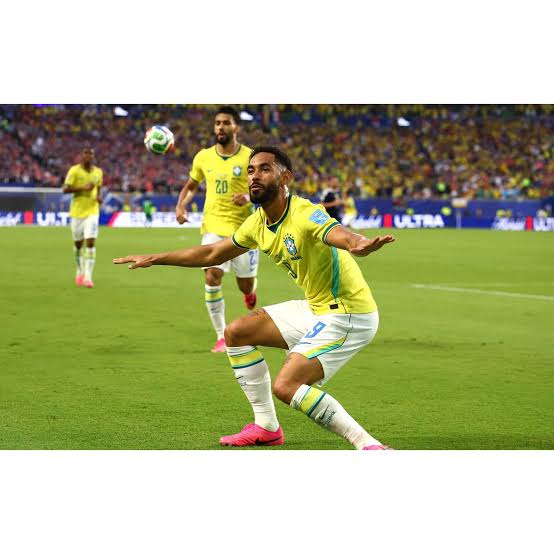 Matheus Cunha comemorando o terceiro gol do Brasil