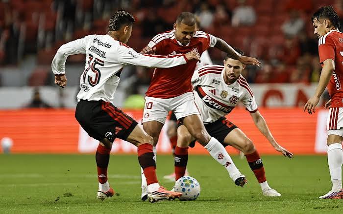 Palmeiras Goleia o Vitória e Abre 8 Pontos de Vantagem, Ronaldo Faz Milagre no Maracanã e Segura o Bahia, e Empate no Beira-Rio Aperta o Cerco no Inter: A 21ª Rodada do Brasileirão
