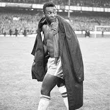 Pelé machucado deixando o campo na Copa de 1966