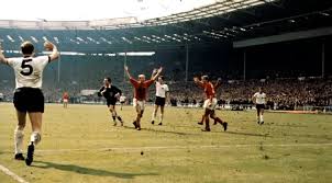 Lance de jogo da final Inglaterra x Alemanha Ocidental em 1966
