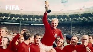 Jogadores da Inglaterra com o troféu Jules Rimet em 1966