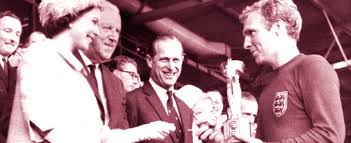 Rainha Elizabeth II entrega a taça Jules Rimet a Bobby Moore