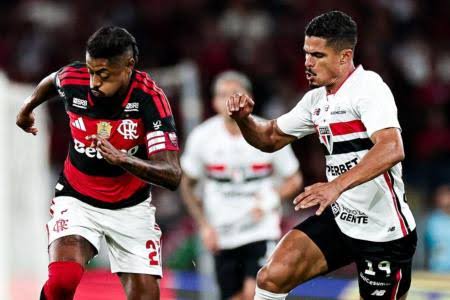 Lance do jogo Flamengo x São Paulo pelo Brasileirão 2026 no Maracanã