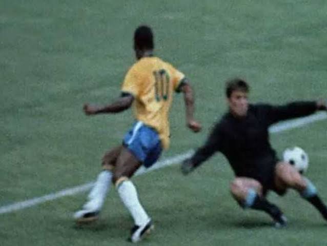Pelé no célebre drible sem tocar a bola contra o Uruguai em 1970