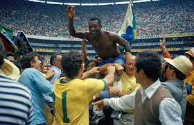 Pelé é carregado pelos companheiros na comemoração do título de 1970