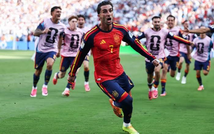 Seleção espanhola comemora com a taça