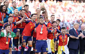 Jogadores da Espanha comemoram a segunda estrela mundial