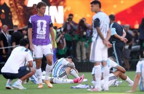 Jogador argentino lamenta a derrota na final da Copa 2026