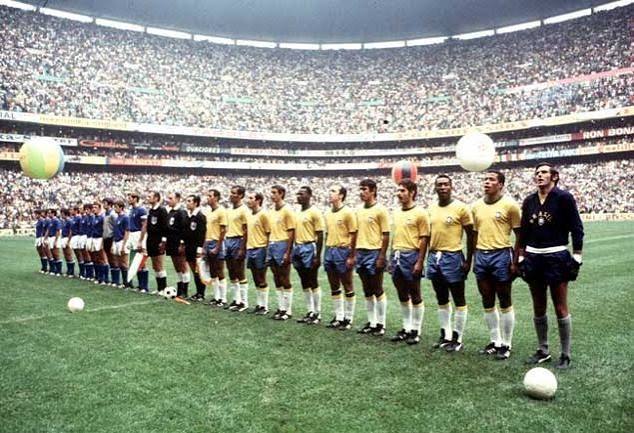 Brasil e Itália perfilados na final da Copa de 1970