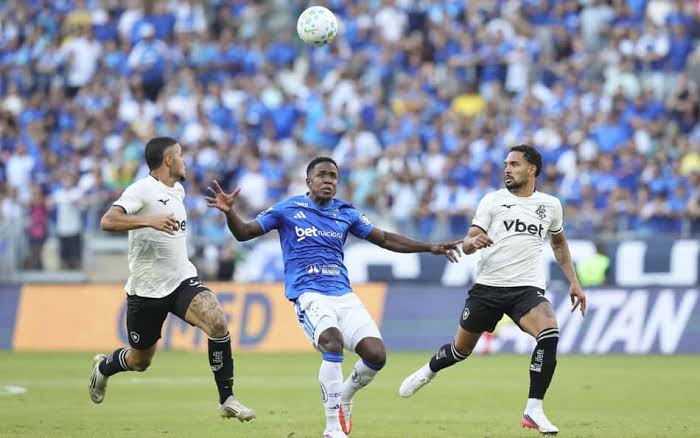 Lance do jogo Cruzeiro x Botafogo pelo Brasileirão 2026 no Mineirão