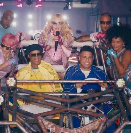 Madonna cantando é conduzida em carro por Ronaldo Fenômeno e Ronaldinho no show do intervalo da final