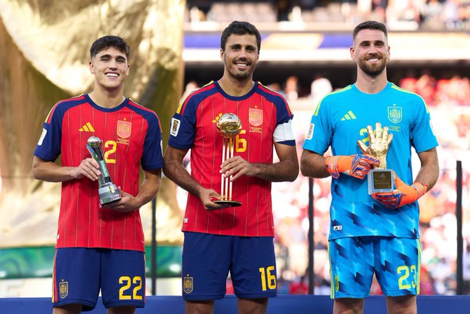 Pau Cubarsí, Rodri e Unai Simón posam com os troféus individuais da Copa 2026
