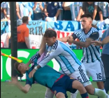 Leandro Paredes agride jogador da Espanha após o apito final da decisão