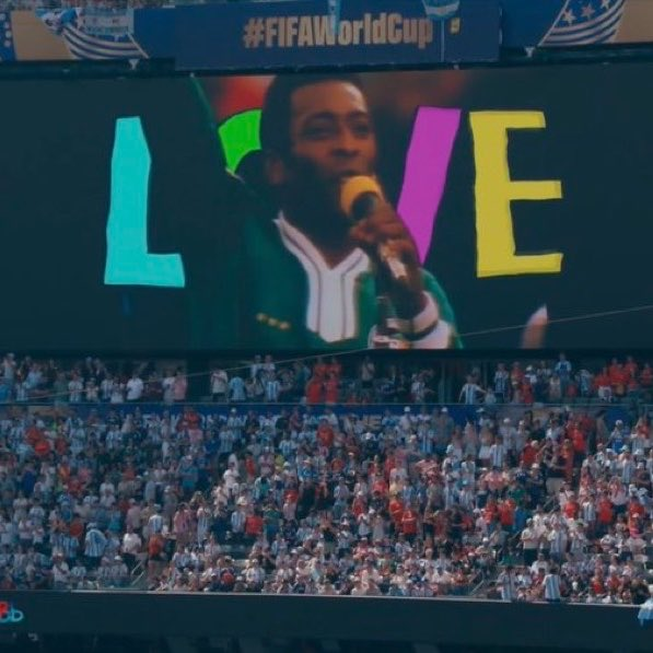 Telão do estádio presta homenagem a Pelé