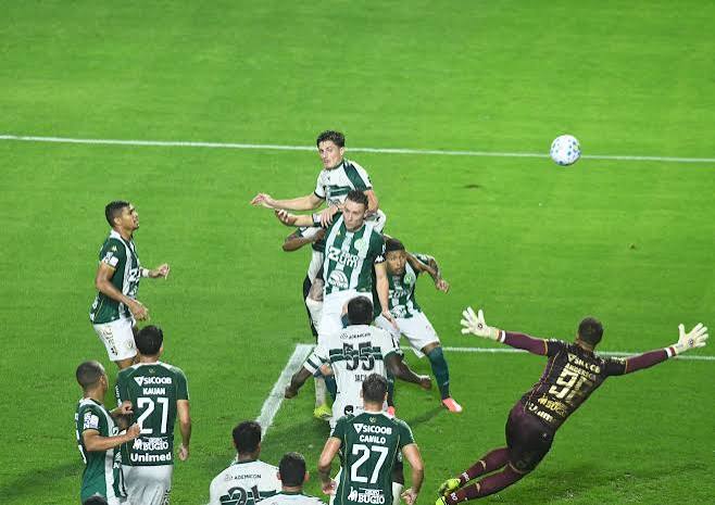 Lance do jogo Coritiba x Chapecoense pela 22ª rodada do Brasileirão 2026 no Couto Pereira