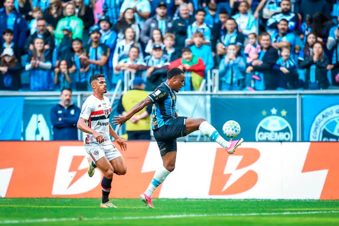 Grêmio Vira sobre o São Paulo, Atlético-MG Sofre Empate no Mangueirão, Coritiba se Recupera e Fluminense Busca Igualdade no Clássico Vovô